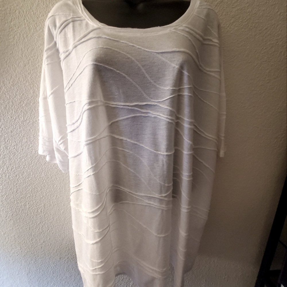 Avenue 22/24 white short sleeve top